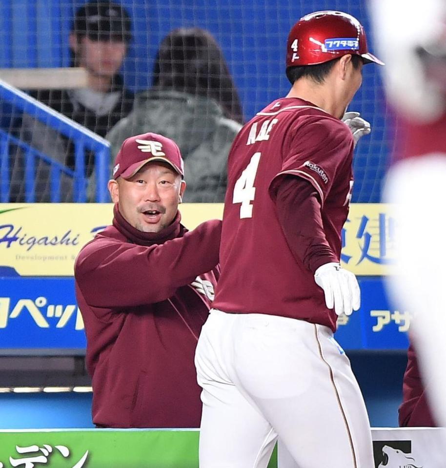 　５回、左越えソロを放った阿部（手前）とタッチを交わす三木監督（撮影・開出牧）