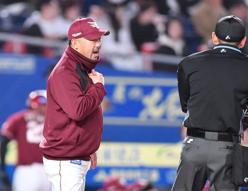 　８回、投手交代を告げる三木監督（撮影・開出牧）