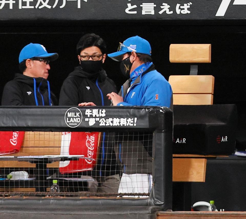 　オリックスに敗戦し、足早に引き揚げる新庄監督（右）＝撮影・中島達哉