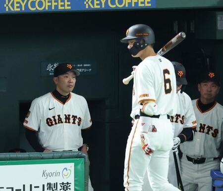 ８回、見逃し三振に倒れた坂本（右）と渋い表情の阿部監督（左）＝撮影・金田祐二