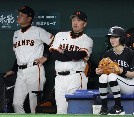 ４回、戦況を見つめる阿部監督（中央）＝撮影・中田匡峻