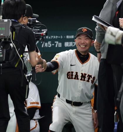 ファーストピッチセレモニーを務めた中山秀征と握手を交わす阿部監督（撮影・中田匡峻）