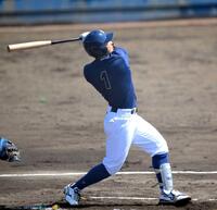 　１回、初球を振り抜き左越え２ランを放つ創価大・立石（撮影・伊藤笙子）