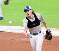 　ノックを受ける野村（撮影・中島達哉）