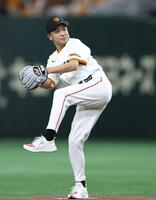 ファーストピッチセレモニーを務めた中山秀征（撮影・中田匡峻）