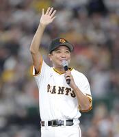 あいさつする中山秀征（撮影・西岡正）