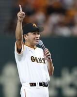 ファーストピッチセレモニーを務めた中山秀征（撮影・中田匡峻）