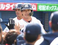 ２回裏ヤクルト無死二塁、山田哲人は左越えに通算３００号を放つち、ナインから祝福される＝神宮（撮影・佐藤厚）