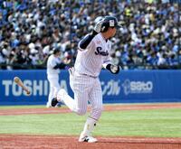 ２回、山田は左越えに通算３００号を放つ（撮影・佐藤厚）