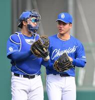 ７回、２番手でマウンドに向かう金丸（右）＝撮影・西田忠信