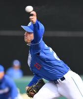 ７回に２番手で登板する金丸（撮影・西田忠信）