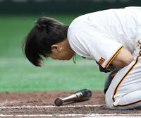 ８回、死球を受ける門脇（撮影・中田匡峻）