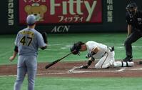 ８回、桐敷から死球を受ける門脇（撮影・金田祐二）