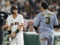 ８回、死球を受けた門脇（左）は大山から謝罪を受ける（撮影・中田匡峻）