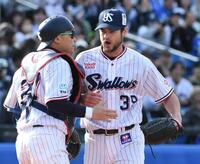 ６回１死満塁のピンチで、細川を併殺打に打ち取り、吠えるヤクルト・ランバート（右）＝撮影・佐藤厚