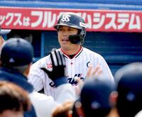 ２回、山田は左越えに通算３００号を放つち、ナインから祝福される（撮影・佐藤厚）