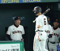 ８回、見逃し三振に倒れた坂本（右）と渋い表情の阿部監督（左）＝撮影・金田祐二