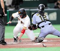 ２回、門脇の中飛で三走・甲斐がタッチアップもアウトになる（撮影・西岡正）