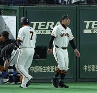 渋い表情で選手交代を告げる阿部監督（撮影・金田祐二）