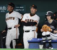 ４回、戦況を見つめる阿部監督（中央）＝撮影・中田匡峻