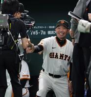 ファーストピッチセレモニーを務めた中山秀征と握手を交わす阿部監督（撮影・中田匡峻）