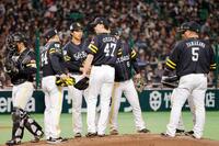 ３回、ピンチを迎えた大関（中央）のもとに集まるソフトバンクナイン