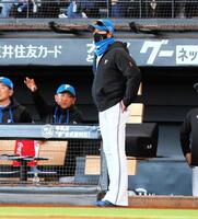 １回、頓宮の本塁打判定にベンチを出る新庄監督（中央）＝（撮影・中島達哉）
