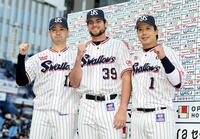 中日に勝利し、笑顔でポーズをとる（左から）石山、ランバート、山田