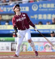 　８回、空振り三振に倒れ悔しがる伊藤（撮影・開出牧）