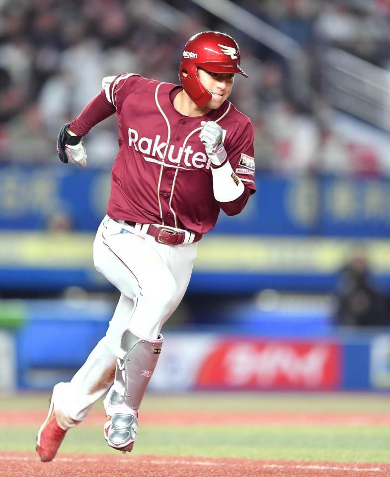 　４回、先制打を放ち一塁へ走る宗山（撮影・開出牧）