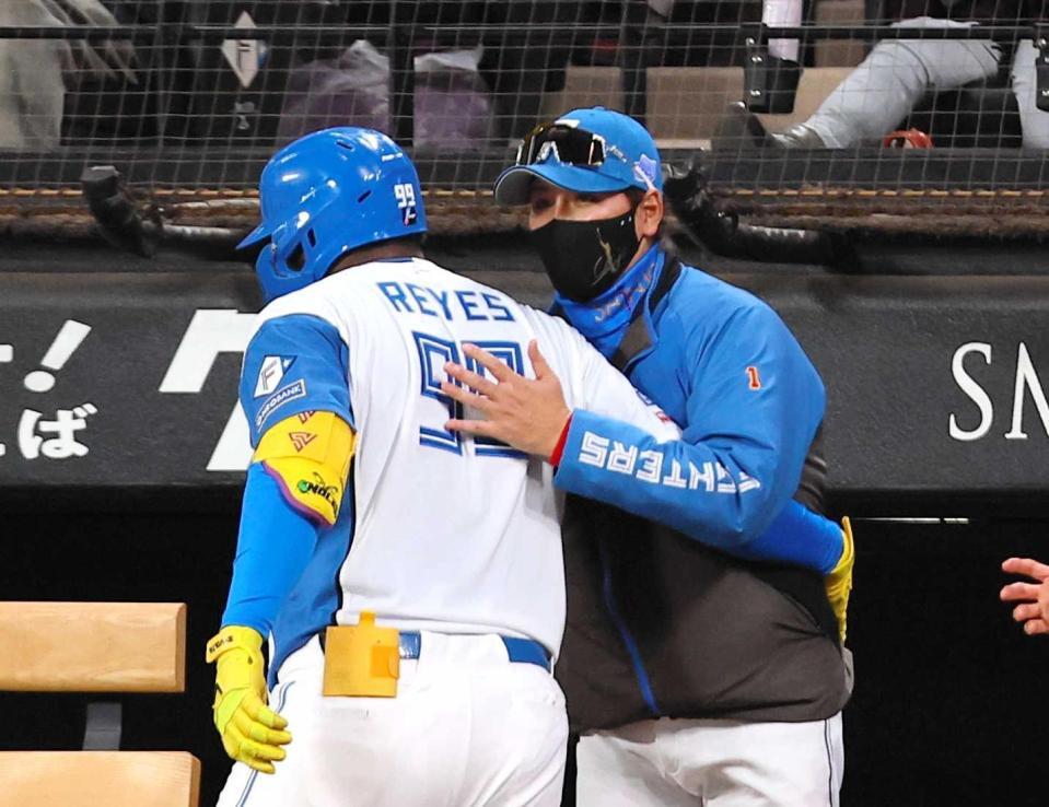 　４回、ソロを放ったレイエスを迎える新庄監督