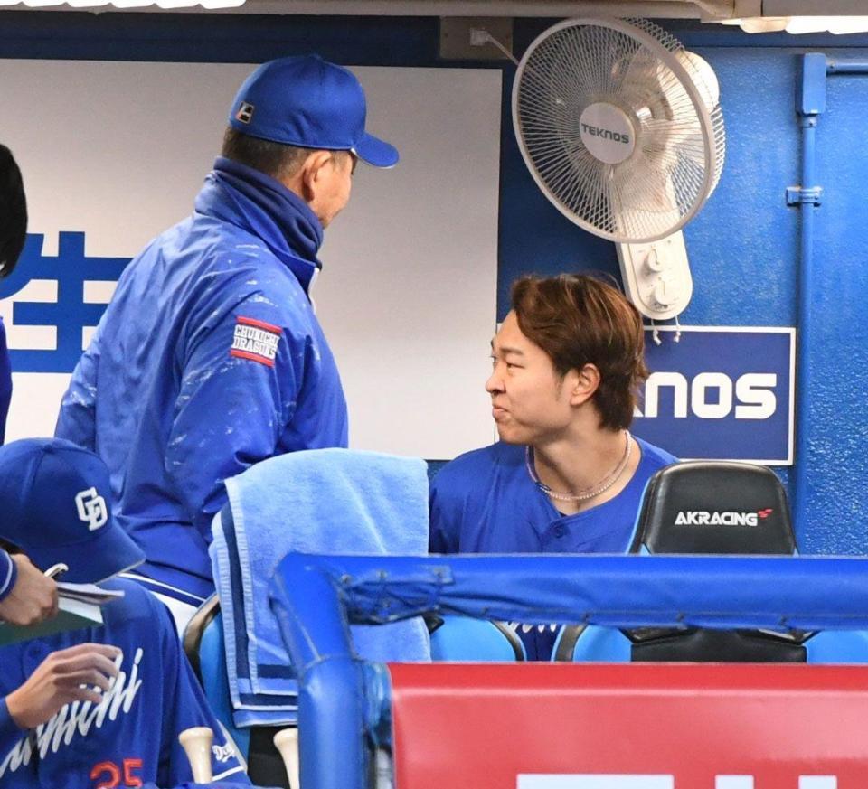 　８回裏終了後、高橋宏（右）に声をかける井上監督（撮影・佐藤厚）