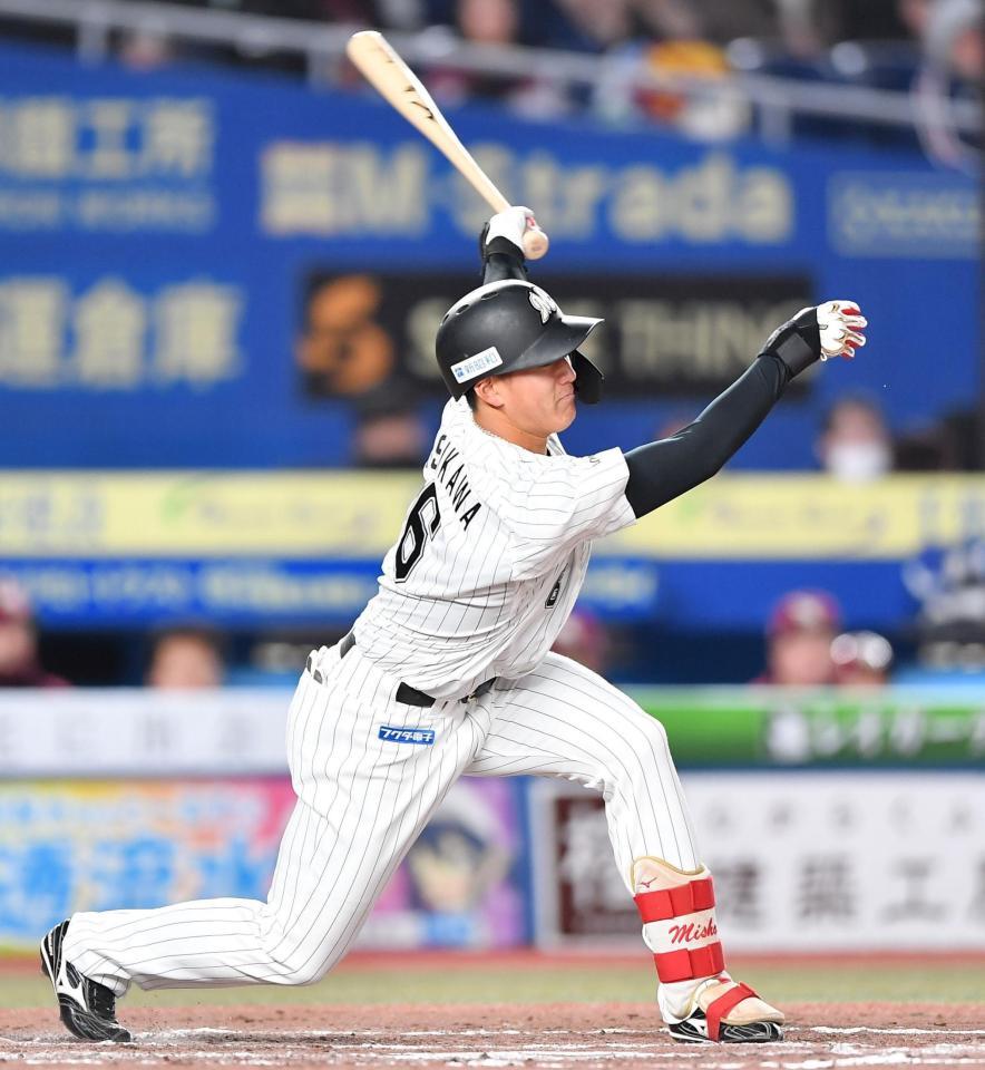 　９回、空振り三振に倒れた西川（撮影・開出牧）