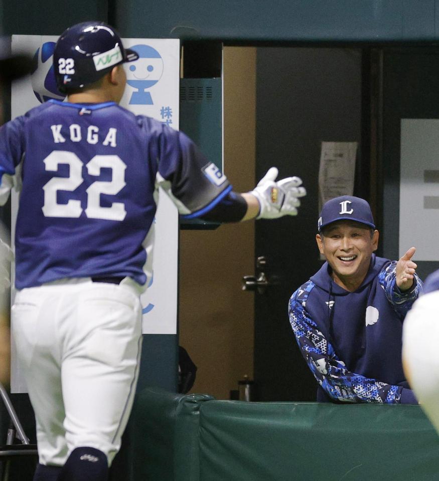 　４回、長谷川の２点打で生還した古賀悠を迎える西口監督