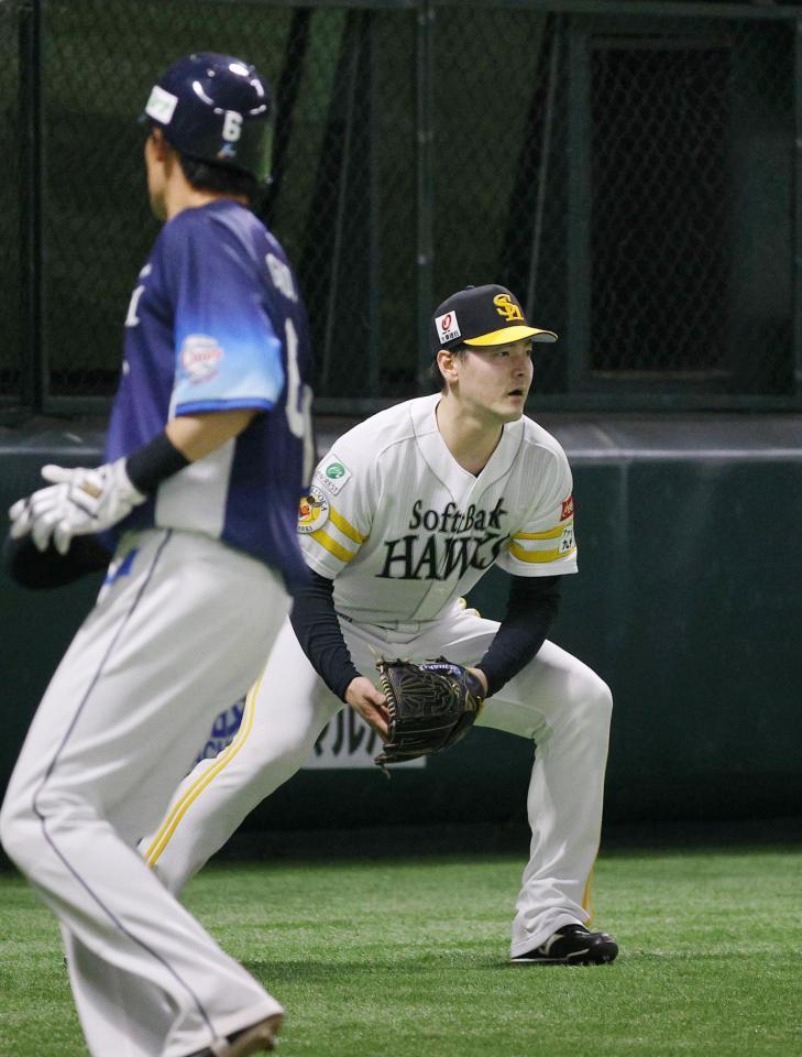 　４回、長谷川に２点打を許した有原。手前は生還した二走・源田