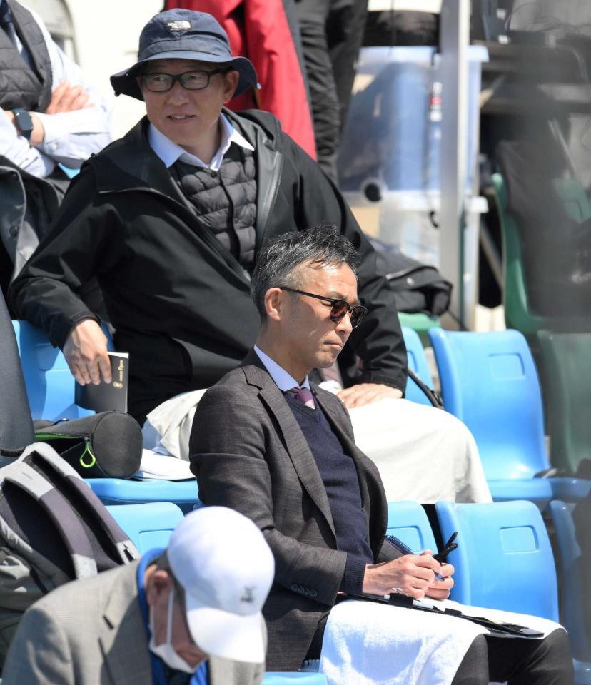 　立石を視察する阪神・竹内球団副本部長（手前）と吉野スカウト（撮影・伊藤笙子）