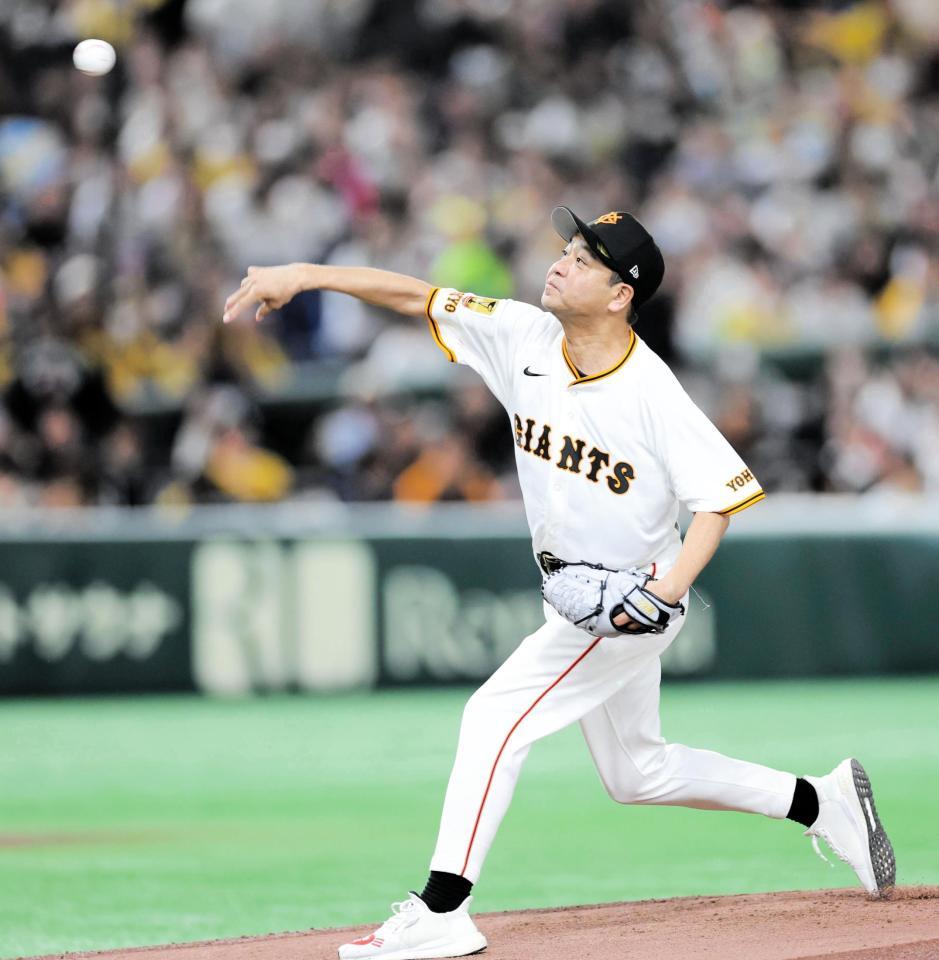 始球式をする中山秀征＝東京ドーム（撮影・西岡正）