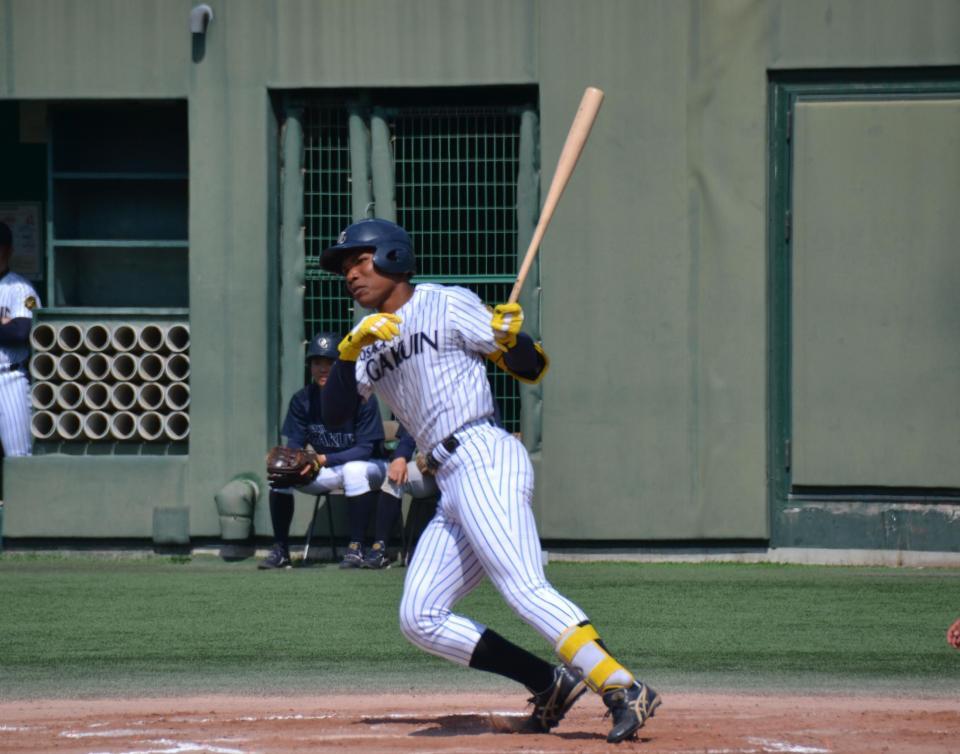 　初回、左前打を放つ大院大のエドポロ・ケイン