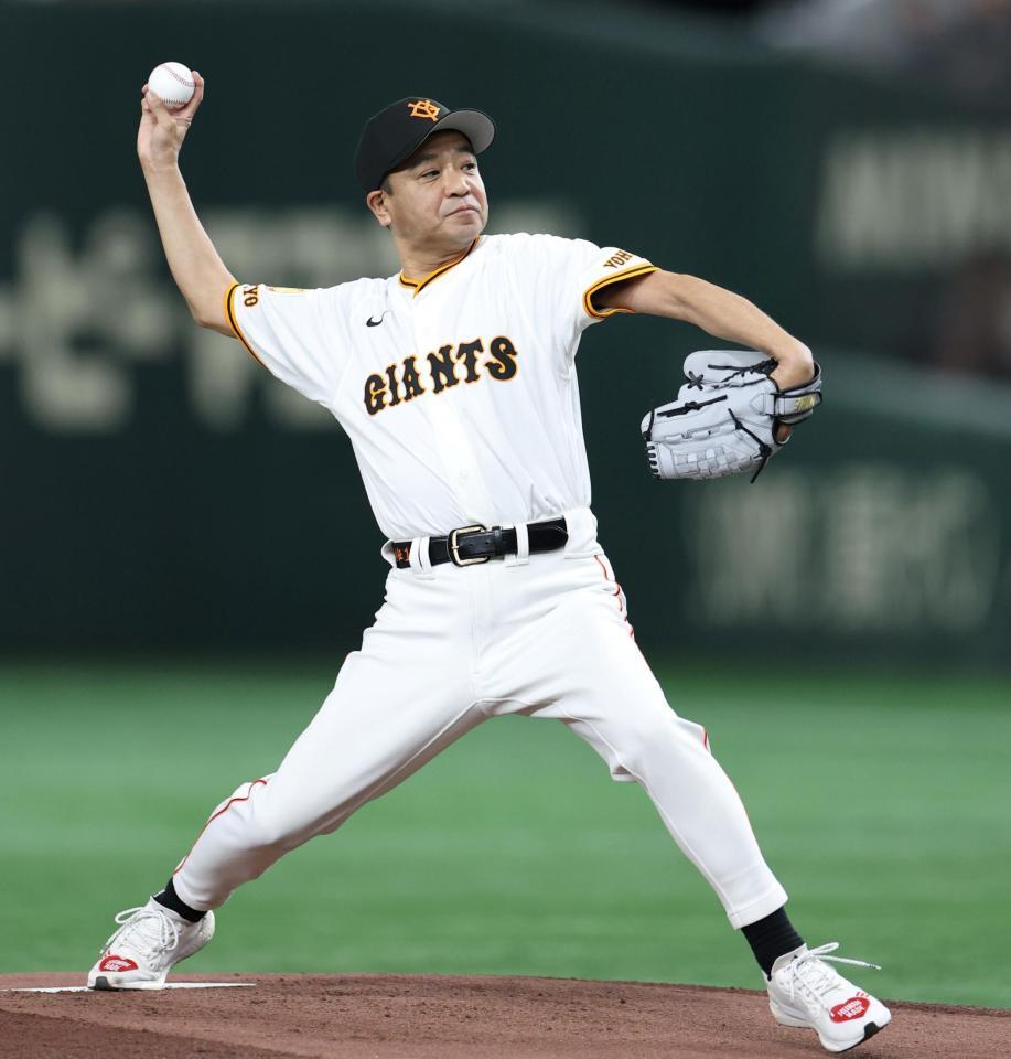 ファーストピッチセレモニーを務めた中山秀征＝東京ドーム（撮影・中田匡峻）