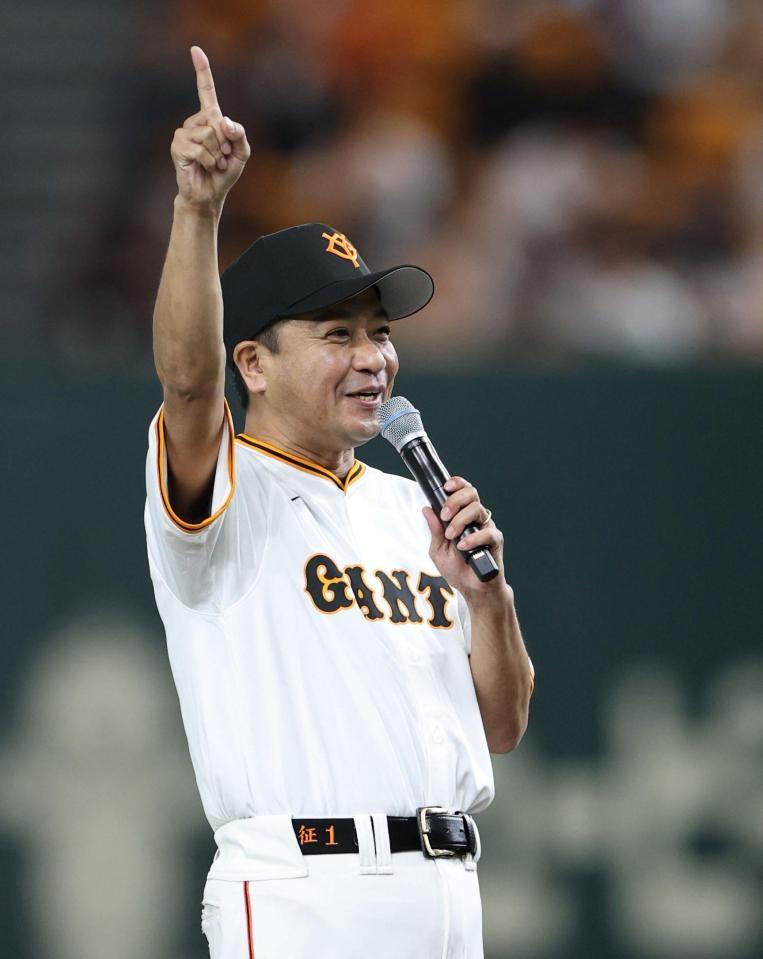 ファーストピッチセレモニーを務めた中山秀征（撮影・中田匡峻）