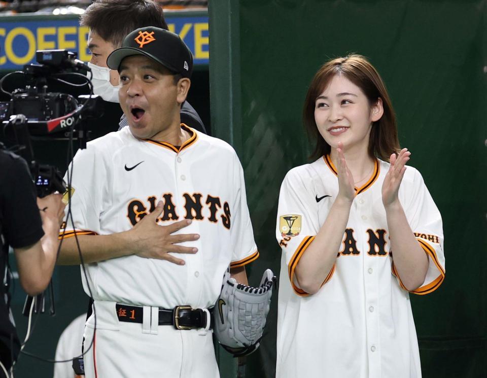 ファーストピッチセレモニーを終えた中山秀征（左）と日本テレビ・岩田絵里奈アナウンサー（撮影・中田匡峻）