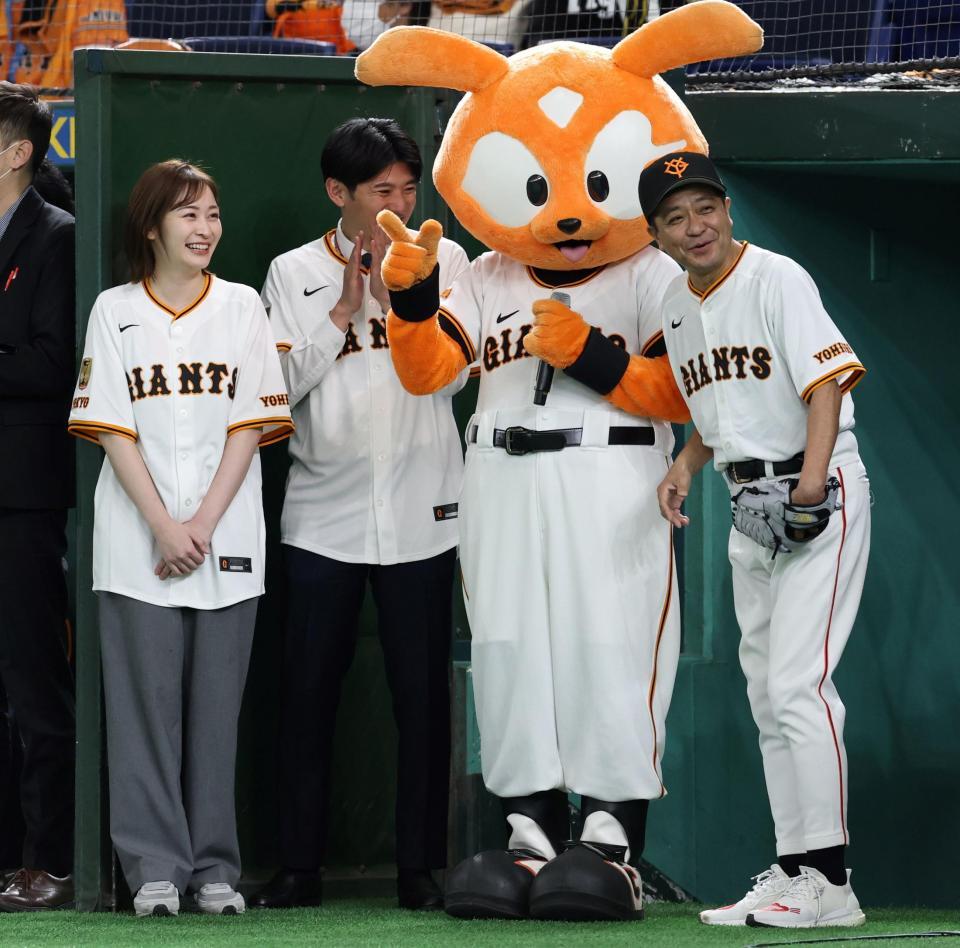 ファーストピッチセレモニー開始を待つ中山秀征（右）と日本テレビ・岩田絵里奈アナウンサー（左）＝撮影・中田匡峻