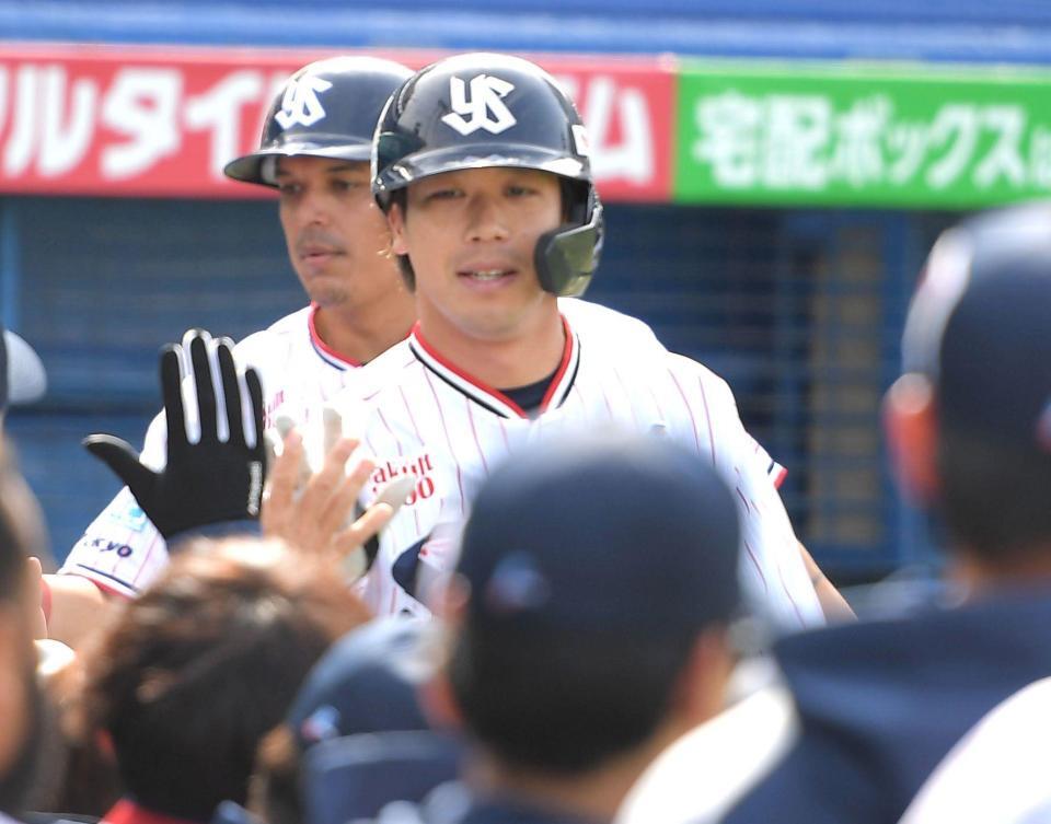 ２回裏ヤクルト無死二塁、山田哲人は左越えに通算３００号を放つち、ナインから祝福される＝神宮（撮影・佐藤厚）