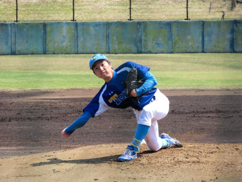 　父が率いる日本製鉄かずさマジックとのオープン戦で力投する東大・渡辺