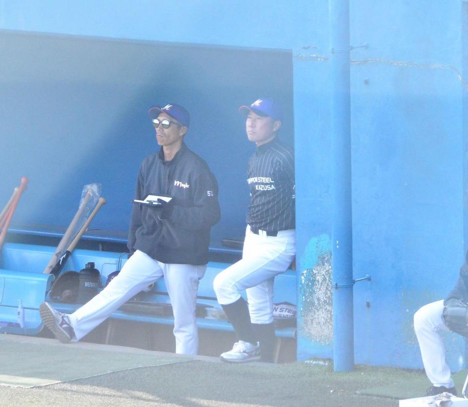 　長男・向輝が所属する東大とのオープン戦に臨む日本製鉄かずさマジック・渡辺俊介監督（右）