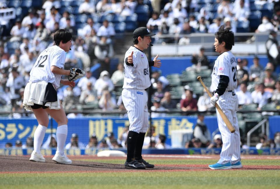 試合前のセレモニーでぺこぱの松陰寺太勇（右）とシュウペイ（左）と共演する寺地（撮影・開出牧）