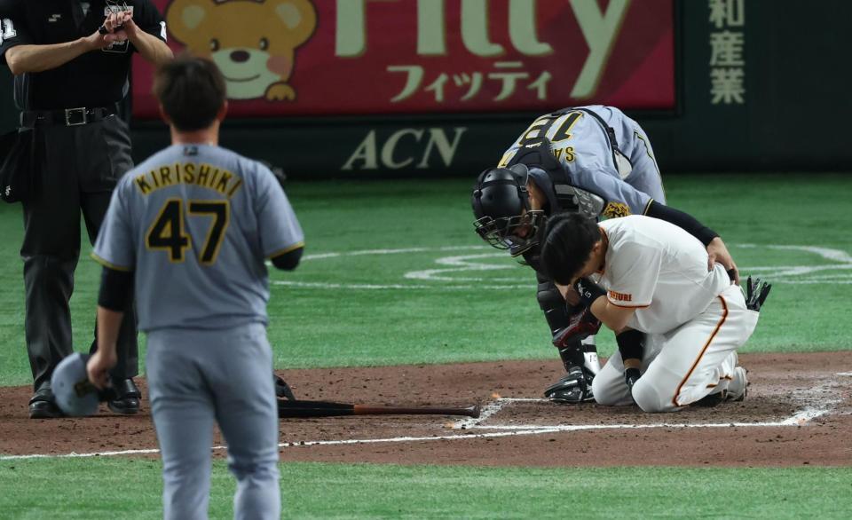 　８回、桐敷から死球を受ける門脇（撮影・金田祐二）