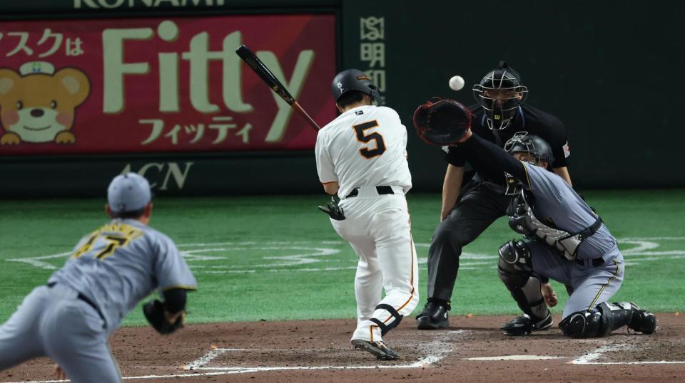 ８回、桐敷から死球を受ける門脇（撮影・金田祐二）