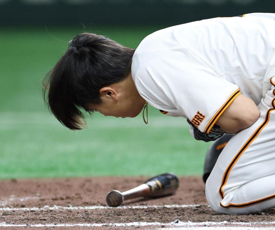 ８回、死球を受ける門脇（撮影・中田匡峻）