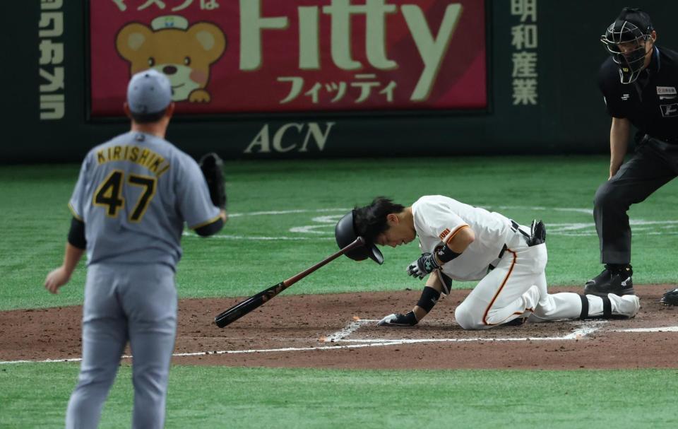 ８回、桐敷から死球を受ける門脇（撮影・金田祐二）